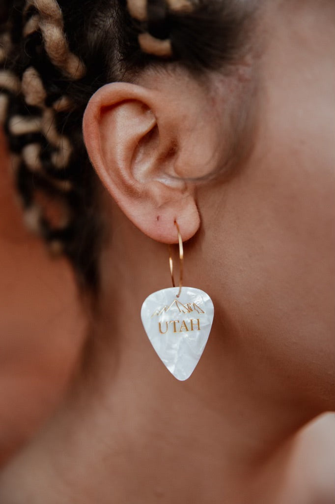 WS UTAH White Pearl Reversible Single Guitar Pick Earrings