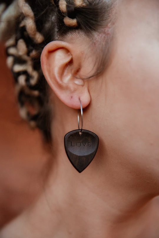 Groupie Love Chacate Preto Wood Single Guitar Pick Earrings